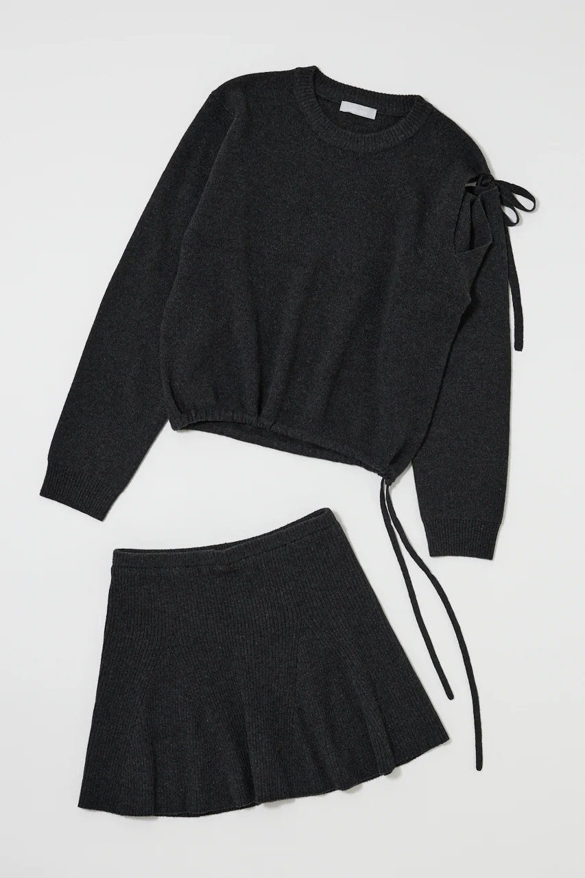 TIED RIBBON SWEATER & MINI SKIRT